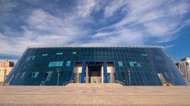 Kazak Ulusal Sanat Üniversitesi zaman aşımına uğradı. Nur-Sultan şehri, Kazakistan. Yazın mavi bulutlu gökyüzü