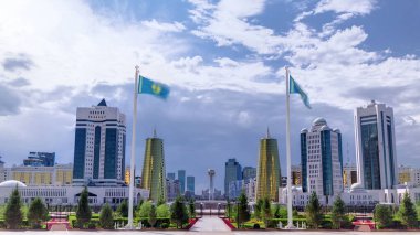 Astana ile baiterek ve kuleleri timelapse bayrakları ve Başkanlık Sarayı bulutlar ile modern şehir görünümünü. Astana Kazakistan sermaye şehir 10 Aralık 1997 tarihinde olduğunu..