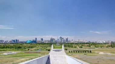 Astana şehrinin panoraması ve başkanın konutu Akorda ve park. Barış ve Uzlaşma Sarayı 'ndan görüntü. Nur-Sultan şehri, Kazakistan.