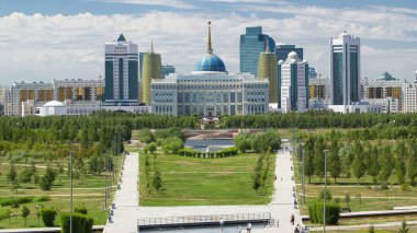 Astana şehrinin panoraması ve başkanın konutu Akorda ve park. Barış ve Uzlaşma Sarayı 'ndan görüntü. Nur-Sultan şehri, Kazakistan. Yaz gününde bulutlu bir gökyüzü