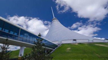 Khan Shatyr Nur-Sultan şehrinde hızlandırılmış zaman aşımı. Khan Shatyr Kazakistan Cumhuriyeti 'nin başkenti Astana' da yer almaktadır. Şehir sakinleri yürüyor ve dinleniyor..