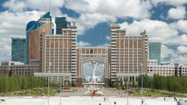 Nur-Sultan 'ın başkenti Kazakistan' da yol trafiği ve çeşmeyle dolu yeni bir iş alanı zaman çizelgesi..