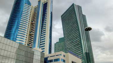 Nurzhol Bulvarı zaman kavşağı hiperhız. Modern yeni ofis binasının kuleleri Cumhuriyetin başkentinde yer almaktadır. Nur-Sultan şehri, Kazakistan.