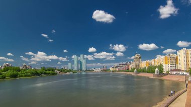 Astana 'da modern yerleşim kuleleri olan Yesil Nehri zaman atlaması. Park ve rıhtım tarafında. Nur-Sultan şehri, Kazakistan.