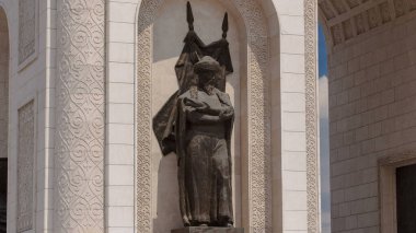 Ulusal insan heykeli ve Nur-Sultan şehrinde yaz günü bulutlarla birlikte şehrin orta kesimindeki Zafer Takvimi aşırı hız kazandı..