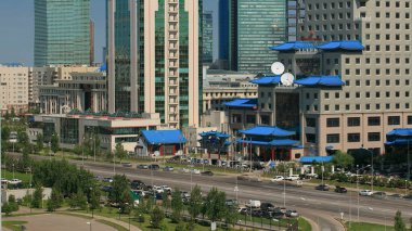 Şehir merkezi ve merkez iş bölgesi Timelapse 'nin manzarası, çatıdan, Nur-Sultan şehrinden, Kazakistan' dan, Orta Asya 'ya giden yolda trafik var.