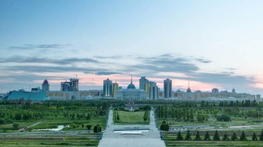 Astana şehrinin panorama 'sı gece gündüz geçiş zamanı ve başkanın konutu Akorda ile park. Barış ve Uzlaşma Sarayı 'ndan görüntü. Nur-Sultan şehri, Kazakistan
