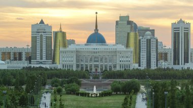 Astana şehrinin akşam manzarası ve başkanın Akorda 'daki konutu. Barış ve Uzlaşma Sarayı 'ndan görüntü. Nur-Sultan şehri, Kazakistan
