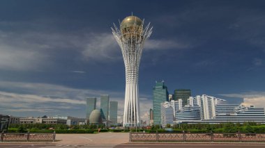 Bayterek zaman atlaması Astana 'da bir anıt ve gözlem kulesidir. Arka planında modern binalar olan şehrin ana sembolü. Nur-Sultan şehri, Kazakistan