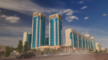 Astana 'nın başkenti Kazakistan' da trafik ve yeşil modern kuleler ile yeni iş bölgesi zaman atlaması. Nur-Sultan şehri
