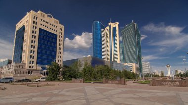 Nurzhol Bulvarı zaman kavşağı hiperhız. Modern yeni ofis binasının kuleleri Cumhuriyetin başkentinde yer almaktadır. Nur-Sultan şehri, Kazakistan