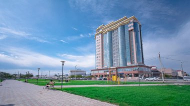 Atyrau City, Kazakistan 'daki Modern Konut Binalarının Zaman Hızı. Güneşli Bir Gün, Mavi Bulutlu Gökyüzü Altında Gölgelerin Neşeli Dansını Yapıyor.