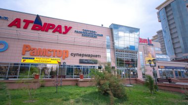 Atyrau Şehri Alışveriş Merkezi Zaman Aşımı Hiperlapası. Yeşil Bahçe Ziyaretçilerini Bulutlu Gök Altında Karşılıyor Batı Kazakistan 'ın Şehir Büyüsünü Yansıtıyor