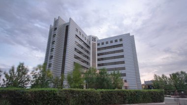 Atyrau, Kazakistan 'daki Modern Ofis Binaları' nın Zaman Hızı. Güneşli Gün Işığı, Mavi Bulutlu Tuval 'a Karşı Şehir Skyline' ını Aydınlatıyor.