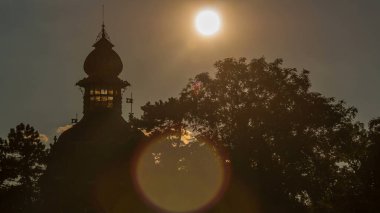 Barok Hanavsky pavyonu Prag 'da gün batımında, Çek Cumhuriyeti. Güneş ağaçların arkasından batar