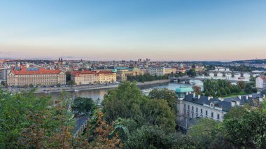Akşam Panorama Prag Vltava Nehri ve Prag köprüler gün gece geçiş timelapse için. Hanavsky Pavilion üstten görünüm