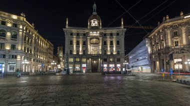 Cordusio Meydanı ya da Cordusio Meydanı. Şehrin önemli ticari meydanında gece trafiği aşırı hızlanıyor ve diğer ünlü binalar arasında Assicurazioni Generali Sarayı 'na ev sahipliği yapıyor.