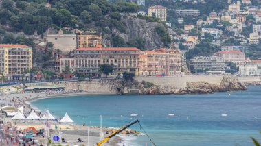 Güzel hava panoramik şehir güzel timelapse, Fransa. Trafik ile yolda gezi. Fransız Rivierası'nın lüks resort. Üstten görünüm Akdeniz, melekler Körfezi. Cote d'Azur