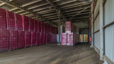 Lojistik, depolama, Sevkiyat, sanayi ve üretim kavramı timelapse hyperlapse - forklift yükleyici işyerinde depoda saklama kargo kutuları taşır.