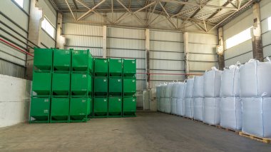 Lojistik, depolama, Sevkiyat, sanayi ve üretim kavramı timelapse hyperlapse - forklift yükleyici iş yerinde yeşil konteyner depoda taşır