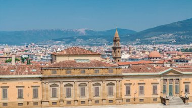 Yukarıdaki zaman diliminden güzel bir manzara. Boboli Bahçeleri 'nden (Giardino di Boboli) Floransa' ya bakan tarihi binalar üzerine panorama. İtalya. Yazın mavi gökyüzü.