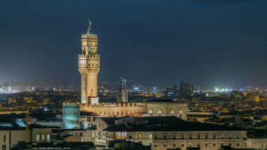 İtalya, Toskana, Floransa 'daki Piazzale Michelangelo' nun alacakaranlık hava manzaralı Piazza della Signoria 'daki Palazzo Vecchio zaman ayarlı ünlü Arnolfo kulesi. Gece aydınlatması