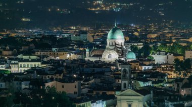 Floransa sinagogu gece vakti yeşil bakır kubbe ile çevrili banliyö konutları. Michelangelo kare perspektifinden hava üstü görünümü