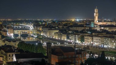Palazzo Vecchio 'nun ünlü Arnolfo kulesi ve İtalya' nın Toskana kentindeki Piazzale Michelangelo Meydanı 'nın alacakaranlık vaktinde Arno Nehri. Gece aydınlatması