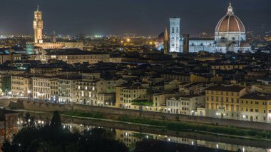 Arnolfo Palazzo Vecchio Kulesi, İtalya 'nın Floransa kenti Piazzale Michelangelo' daki Piazza della Signoria 'daki Basilica di Santa Maria del Fioreon ve gece saatlerinde aydınlandı..