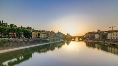 Florence Timelapse, İtalya 'daki Arno Nehri üzerindeki Florence Ponte Vecchio' nun günbatımı panoramik manzarası. Floransa mimarisi. Floransa 'nın ana simgelerinden biri. Renkli gökyüzü