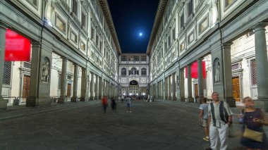 Uffizi Galerisi zaman aşımına uğradı. İtalya 'nın Toskana bölgesindeki Floransa' nın orta kesimindeki Piazza della Signoria 'nın bitişiğindeki seçkin sanat müzesi. Binaların gece aydınlanması