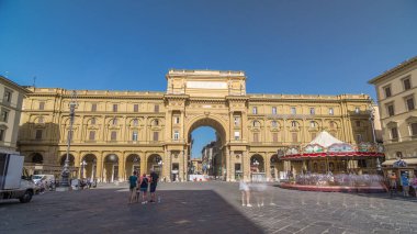 Colonna Dell Abbondanza ve Birleşik İtalya 'nın ilk kralı Victor Emmanuel' in anısına Cumhuriyet Meydanı hiperhızlandırması. Yazın mavi gökyüzü. Floransa, İtalya