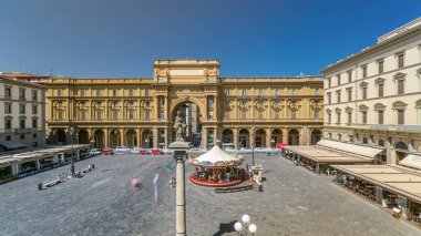Cumhuriyet Meydanı 'nda Colonna Dell Abbondanza ve Birleşik İtalya' nın ilk kralı Victor Emmanuel II onuruna kemer takıldı. Üst hava manzarası. Yazın mavi gökyüzü. Floransa, İtalya