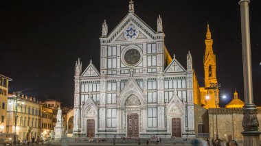 Floransa 'da Santa Croce Meydanı' nda gece vakti yürüyen turistler, Basilica di Santa Croce (Kutsal Haç Bazilikası) ile son sürat gidiyorlar. Kilise ünlü İtalyanların gömüldüğü yerdir.