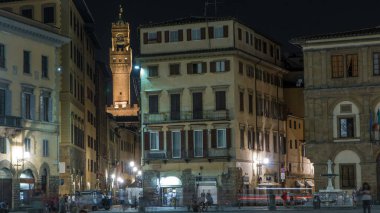 İtalya, Toskana, Floransa 'da Santa Croce Meydanı' nın panoramik manzarası. Arka planda Palazzo Vecchio Kulesi var. Aydınlatılmış tarihi binalar