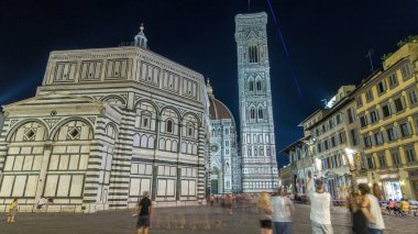 The Basilica di Santa Maria del Fiore ve Baptistery San Giovanni gece hipervanesi. İtalya 'daki Floransa Katedrali (Duomo) kilisesi. Akşam aydınlatması. Çan kulesi ve kubbe