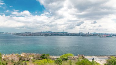 Istanbul ve Boğaz'ın Topkapı Sarayı timelapse görüntüleyin. Üstten görünüm şehir ve Çamlıca Tepesi. Amiral Piri Reis Gospel Pavilion yakınındaki anıt. Seyahat Türkiye