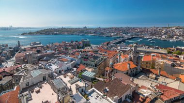 Galata Kulesi 'nden Galata Köprüsü' ne Beyoğlu bölgesi ile İstanbul, İstanbul 'un zıt kıyılarındaki Sultanahmet' i birbirine bağlayan manzara. Güneşli bahar gününde feribot trafiği