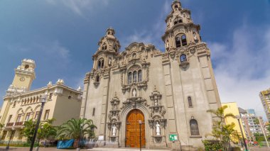 Lima 'daki Parroquia Virgen Milagrosa Kilisesi. Kennedy Park zamanına yakın, Peru. Mavi gökyüzünde bulutlar