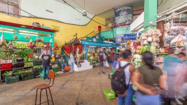 Surquillo Market zaman atlaması, Lima, Peru. Lima 'nın en büyük gıda pazarı. Tezgahtaki satıcılar sebze, meyve ve et satıyor.