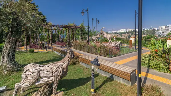 Meremerli park timelapse hyperlapse, eski liman ve Antalya Akdeniz manzaralı kayalık uçurum tepesinde yer alan. Parlak çiçek ve yeşil çimen