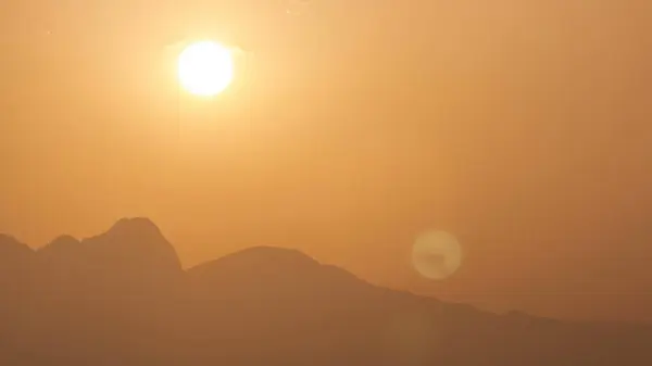 Zeitraffer Von Hochgebirgen Über Dem Klaren Himmel Bei Sonnenuntergang Der lizenzfreie Stockbilder