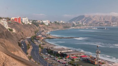 Lima Havayolları 'nın Miraflores semtinde Circuito de Playas yolunda trafik var. Şehir silüeti ve arka planda plajlar