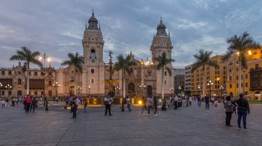 Plaza de Armas 'daki çeşme, Plaza Mayor olarak da bilinen geçiş zamanı, Lima' nın tarihi merkezinin merkezinde yer almaktadır. Arka planda aydınlatılmış katedral