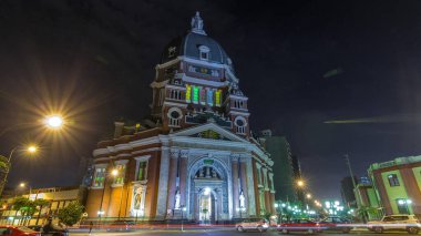 Mary Kilisesi 'nin Kusursuz Kalbi' nin dışı gece vakti hiperhızlandırılmış olarak aydınlandı. Antonio Jose de Sucre Caddesi, Peru 'daki Lima Tarihi Merkezi' nin önemli bir dini kompleksi.