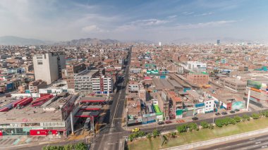 Lima şehrinin panoramik ufuk çizgisi yukarıdan birçok binanın havadan zamanlaması var. Arka planda tepeler olan fakir evler. Sokakta trafik vardı. Lima, Peru