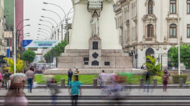 Peru, Lima 'daki San Martin plazasında Jose de San Martin anıtı. Nicolas de Pierola Bulvarı trafiği ve arka planda tarihi binalar