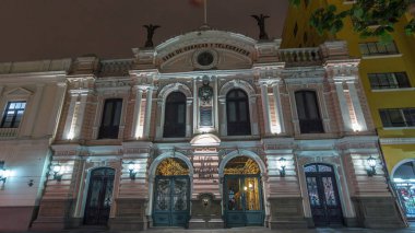 Merkez Postane Binası gece saatlerinde aydınlandı. Hipersürat, 1897 'de açıldı. Tarihi bina ve cadde trafiği. Lima, Peru
