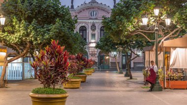 Merkez Postane Binayı aydınlatmış günden geceye geçiş süresini 1897 'de açmış. Geçidi Nicolas de Ribera olan tarihi bina ve cadde trafiği. Lima, Peru
