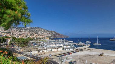 Yatları olan deniz limanı, Funchal, Madeira Adası 'ndan Atlantik Okyanus manzaralı bir gemi, Portekiz zaman dilimi. Limanda çok tekne var.